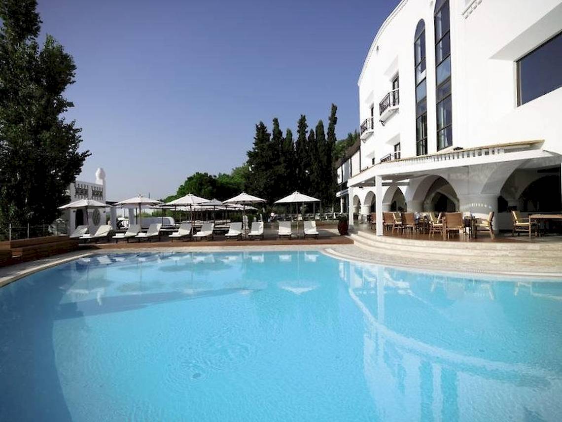 Außenpool des Esperos Village Blue & Spa Hotels mit Terrasse und Sonnenliegen