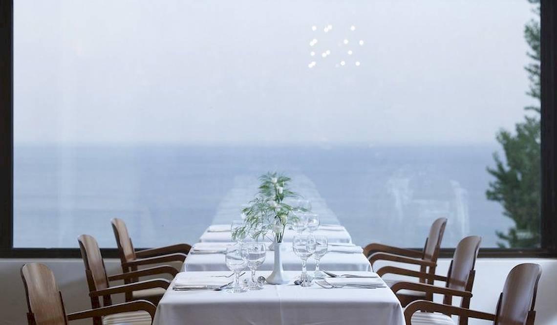 Ein elegantes Restaurant im Esperos Village Blue & Spa Hotel mit Blick auf das Meer.