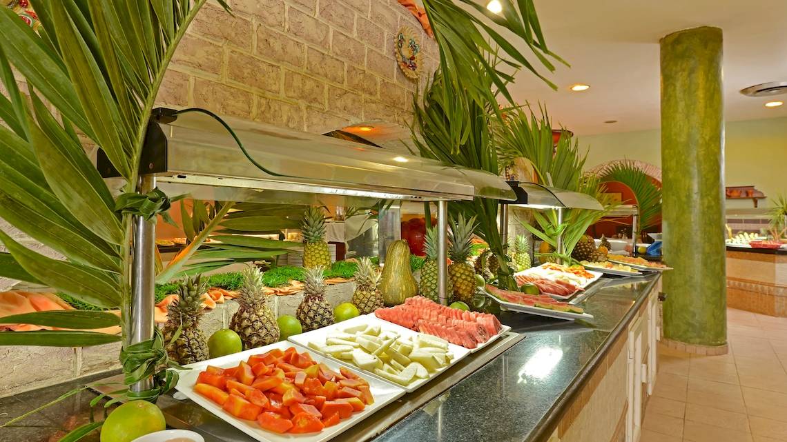 Buffet im Iberostar Tainos Hotel mit einer Auswahl an frischem Obst und Früchten.