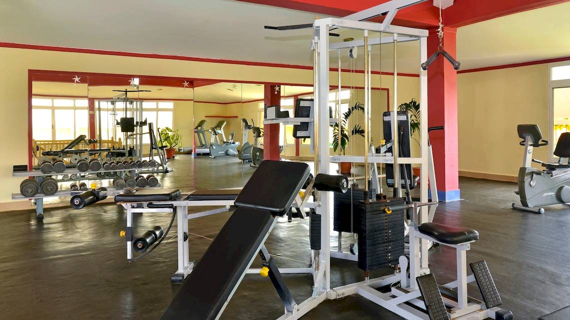 Fitnessstudio im Iberostar Tainos Hotel mit verschiedenen Trainingsgeräten und Geräten.