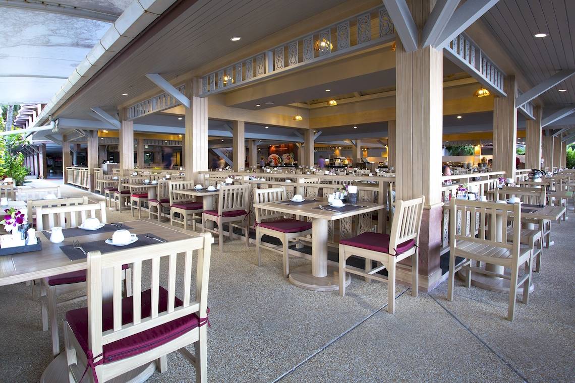 Restaurant im Best Western Premier Bangtao Beach Resort mit vielen runden Tischen und Stühlen.