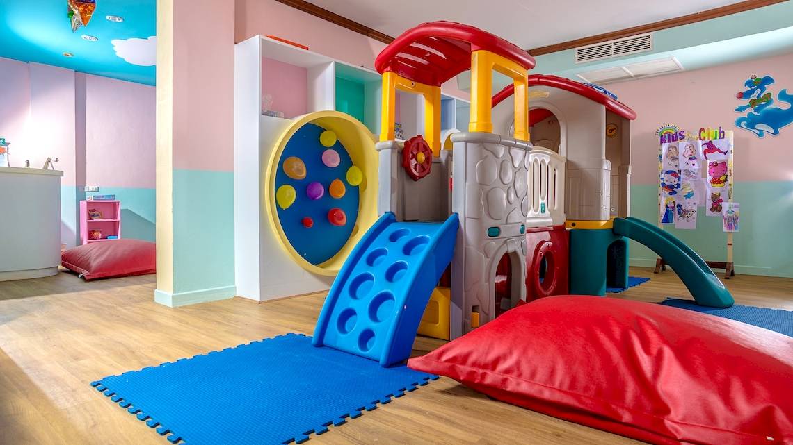 Kinderspielbereich im Best Western Premier Bangtao Beach Resort mit bunten Spielgeräten und Kissen.
