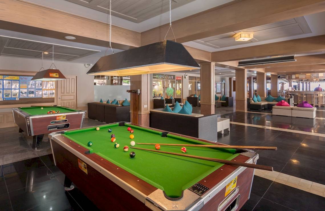 Billardtische in der Poolhalle des Best Western Premier Bangtao Beach Resort.