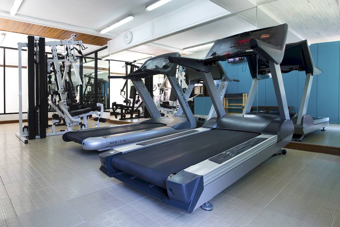 Fitnessstudio mit Laufband und Gewichtsmaschine
