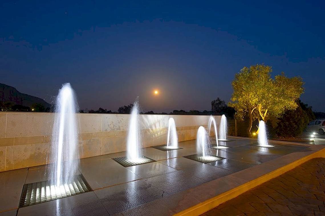 Verde Al Mare Hotel mit beleuchteten Springbrunnen bei Nacht