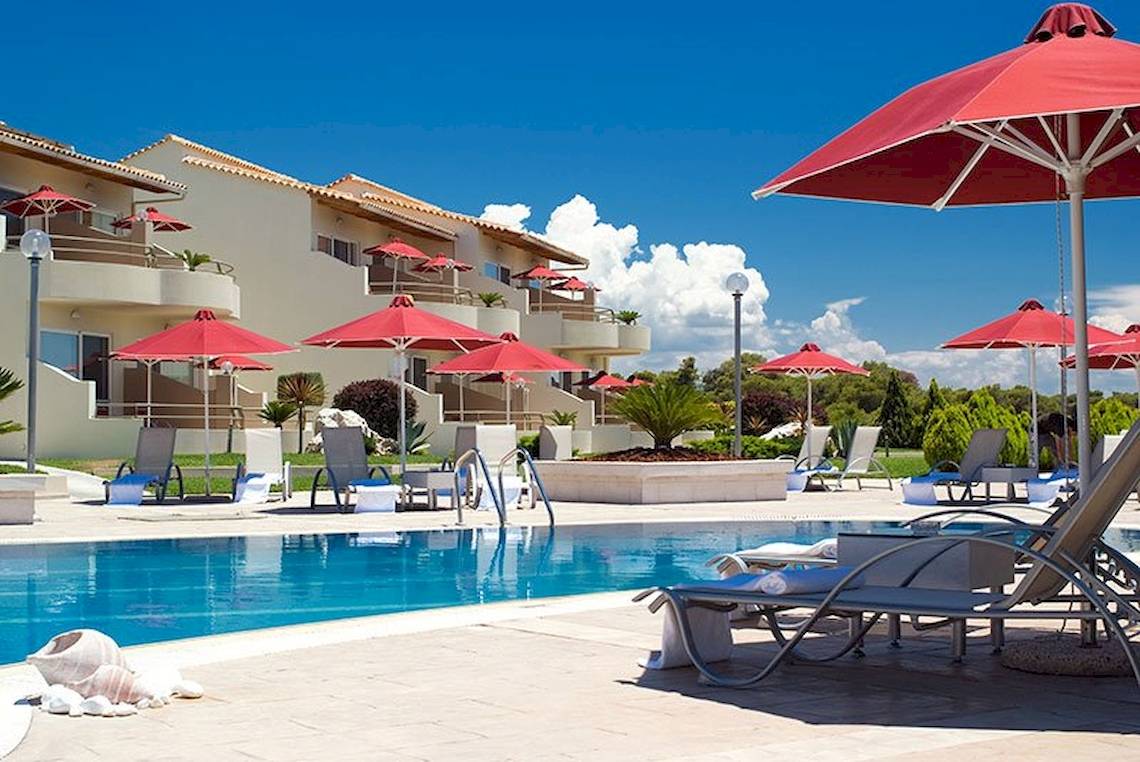Außenpoolbereich des Hotels Verde Al Mare mit Sonnenschirmen und Liegestühlen