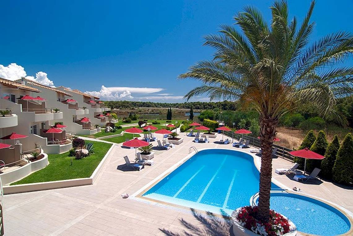 Luftaufnahme des Swimmingpools und der Liegestühle des Verde Al Mare Hotels