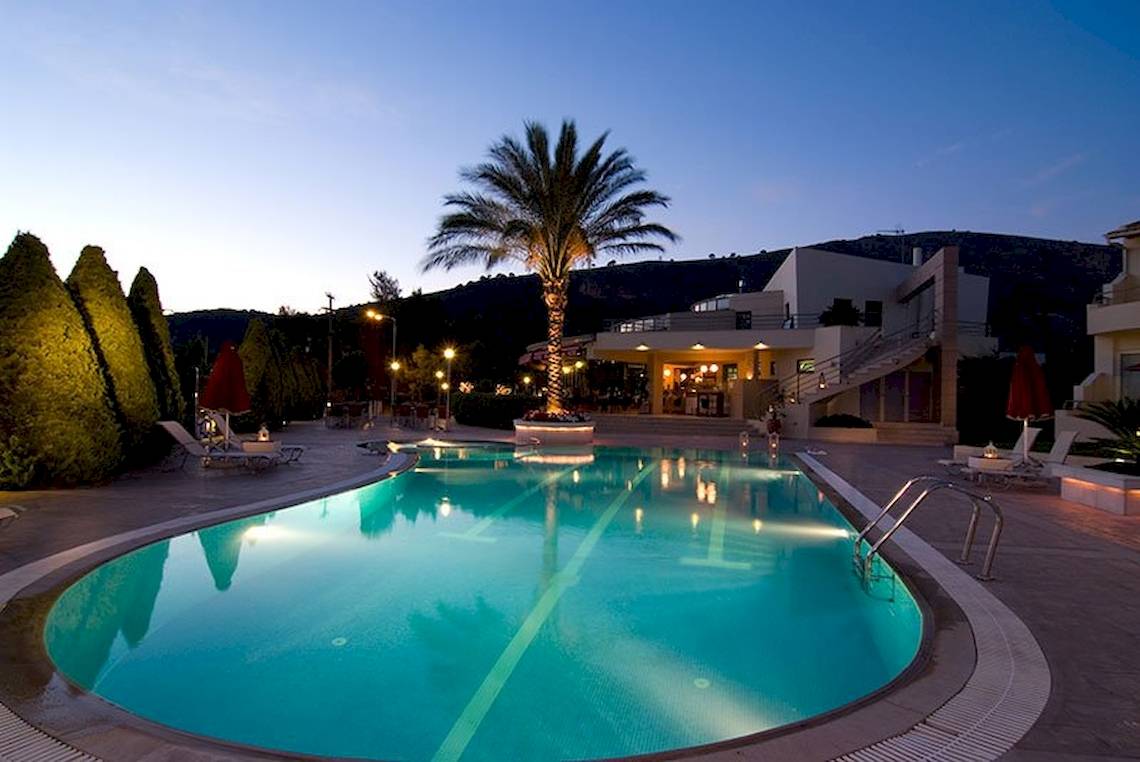 Verde Al Mare Hotel Pool bei Nacht mit Beleuchtung und Gebäude im Hintergrund.
