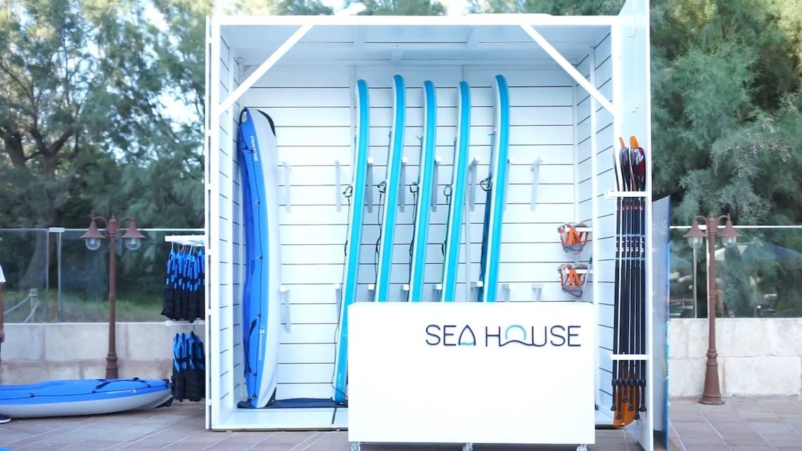 Das Sea House im Iberostar Selection Albufera Playa mit verschiedenen Wassersportgeräten.
