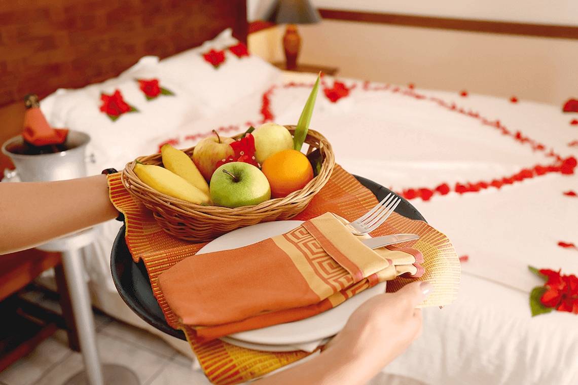 Korb mit Obst auf einem Teller im Hotelzimmer der Villa Park, Maldives.