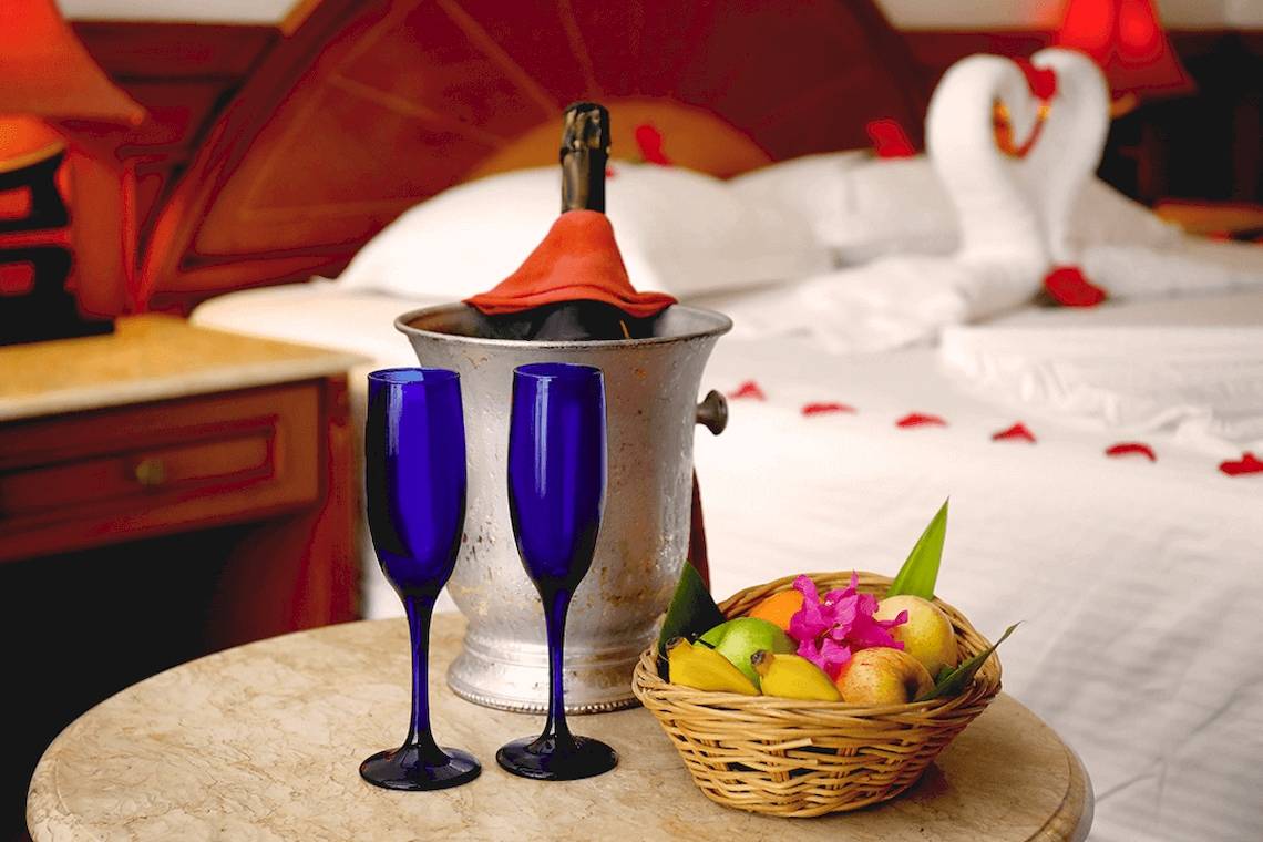 Eine Flasche Champagner steht in einem Eiskübel auf einem Nachttisch im Hotelzimmer der Villa Park, Maldives.