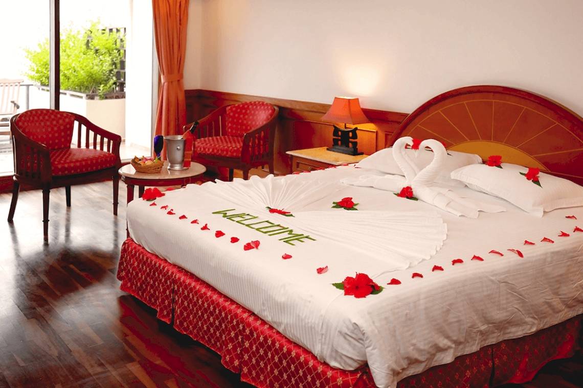 Luxuriöses Schlafzimmer mit roten Rosen und Schwanen-Dekor im Villa Park Hotel, Malediven.