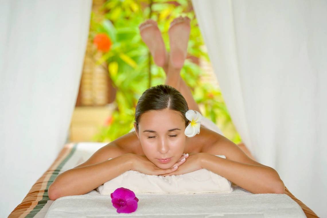 Frau im Spa-Bett mit Blumen auf den Malediven