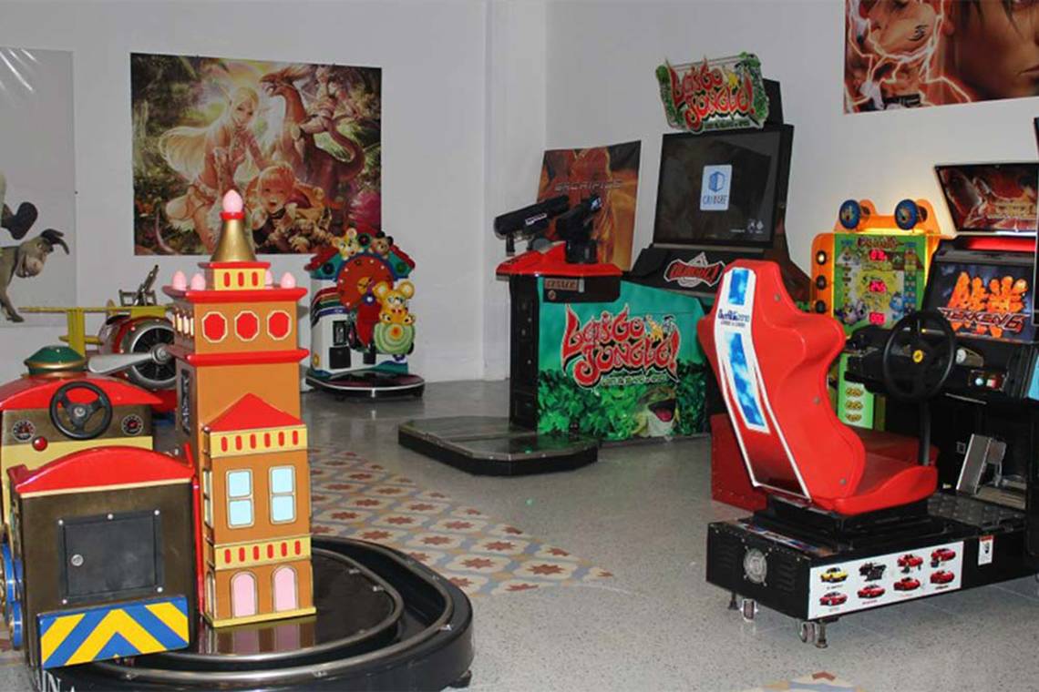 Spielzimmer im Belconti Resort mit verschiedenen Arcade-Spielen und Dekorationen.