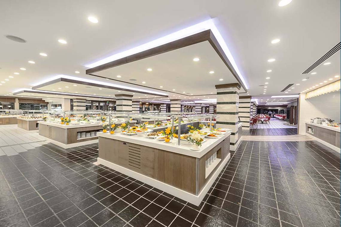 Buffetbereich im Belconti Resort mit mehreren Theken und gedeckten Tischen.