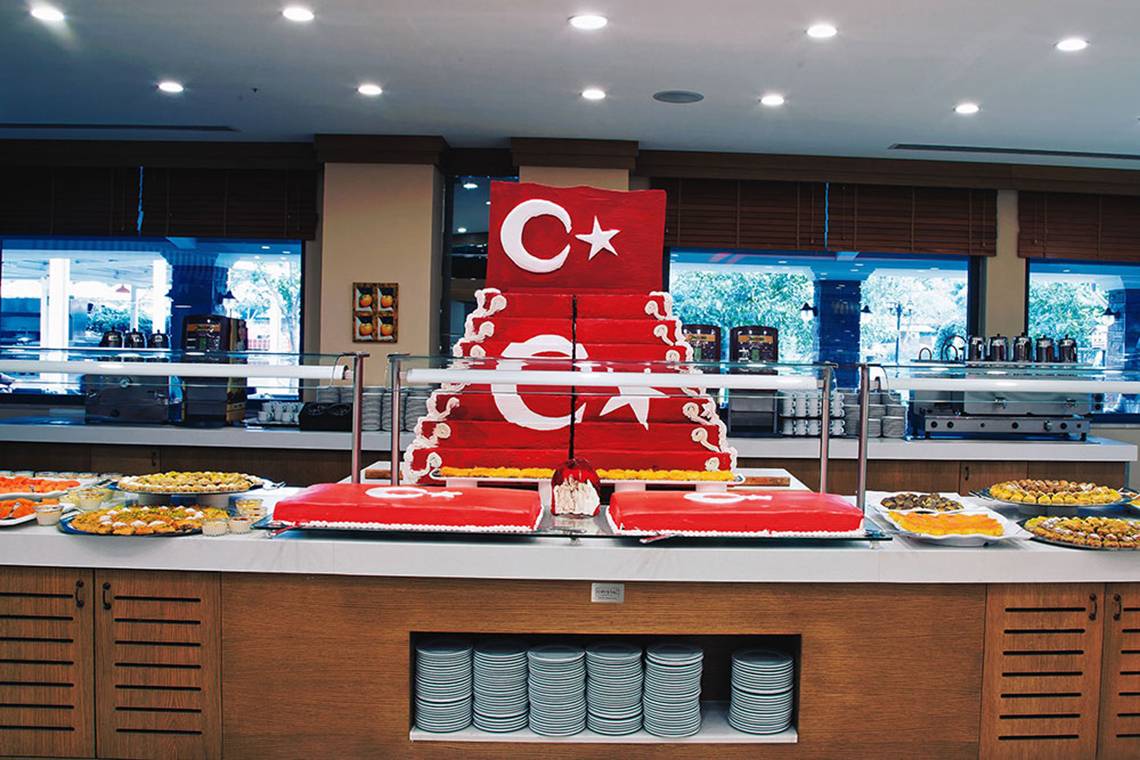 Buffet-Tisch im Belconti Resort mit einem Kuchen, der die türkische Flagge darstellt.