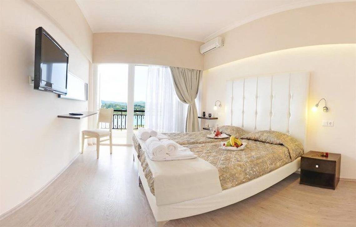 Doppelbettzimmer im Royal Grand Hotel mit Balkon, Fernseher und Obstplatte