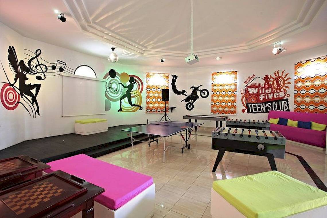 Freizeitraum im Bahia Principe Grand Turquesa Hotel mit Tischtennisplatte, Foosballtisch und bunten Sofas.