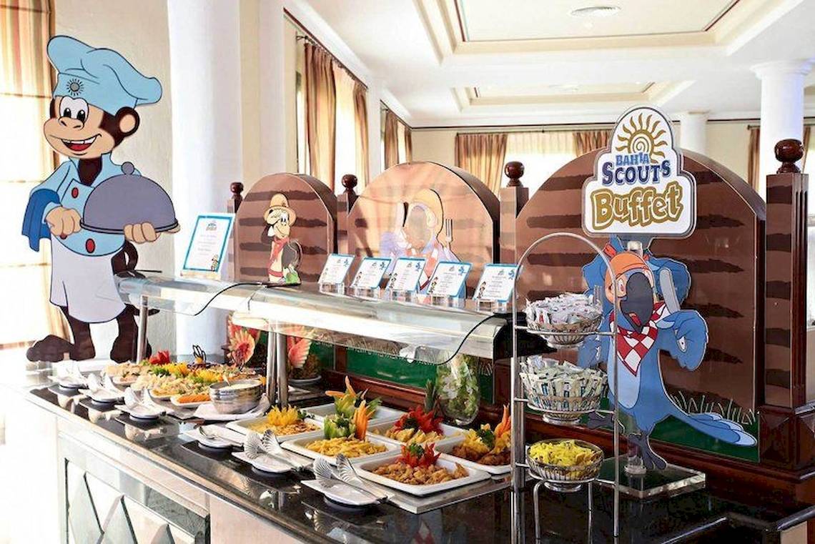 Buffet im Bahia Principe Grand Turquesa Hotel mit verschiedenen Speisen und animierten Zeichentrickfiguren.