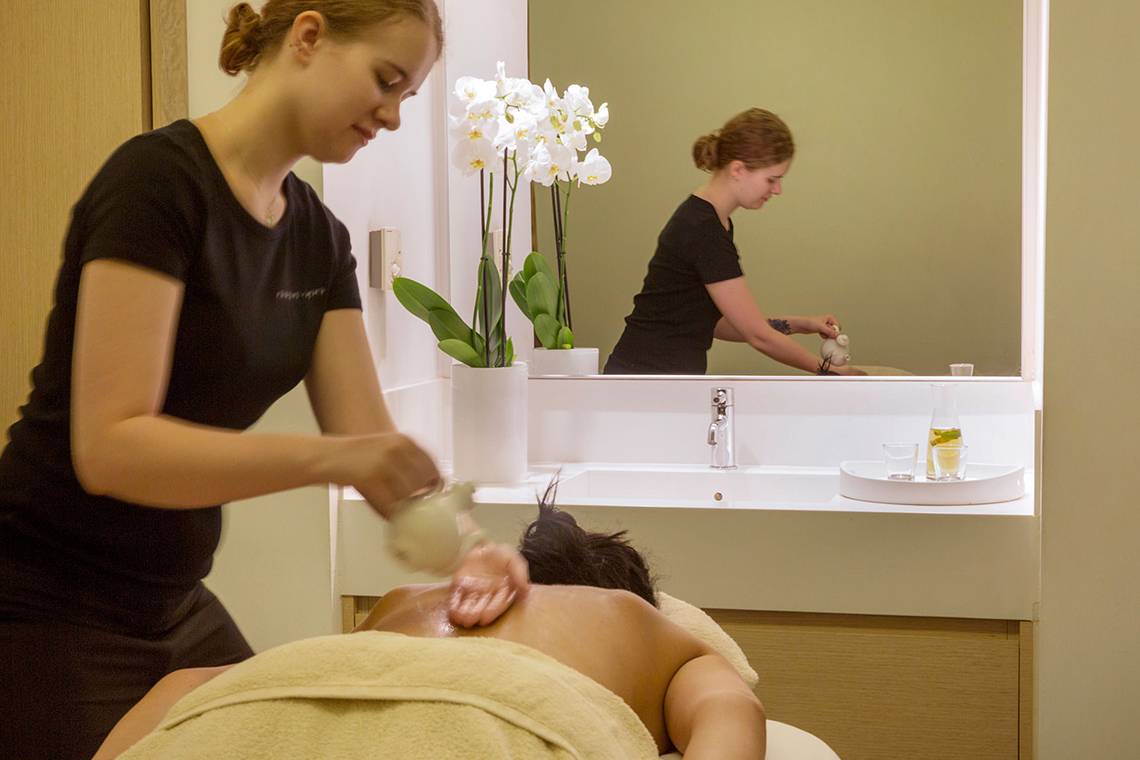 Massage im Hotel Capo Bay mit Blick auf den Spiegel.