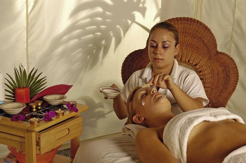 Frau im Hotel Bahia del Sol bei einer Hautpflegebehandlung