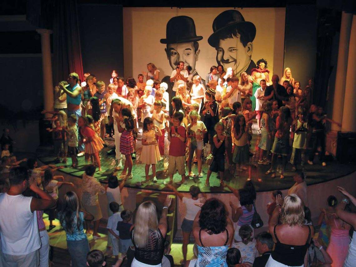 Gruppe von Kindern und Erwachsenen bei einer Theateraufführung im Magic Life Belek Hotel.