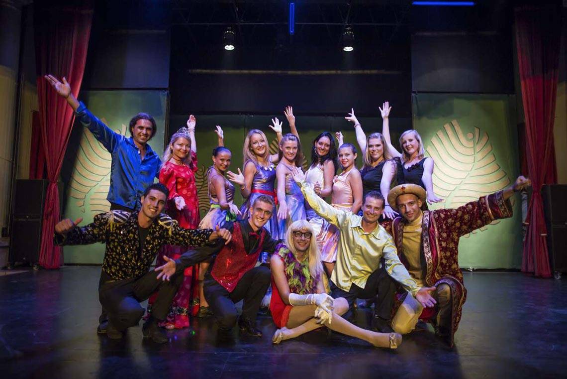 Foto von Schauspielern des Magic Life Belek Teams, die auf der Bühne posieren.
