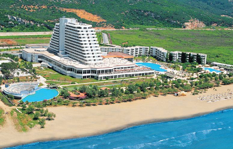 Luftaufnahme des Palm Wings Ephesus Beach Resorts mit Pools und Strand