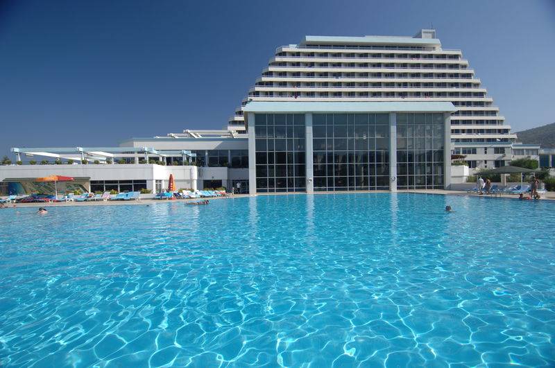 Außenpool des Palm Wings Ephesus Beach Resorts mit mehreren Personen.