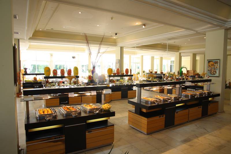 Palm Wings Ephesus Beach Resort Buffet mit verschiedenen Speisen und Dekoration