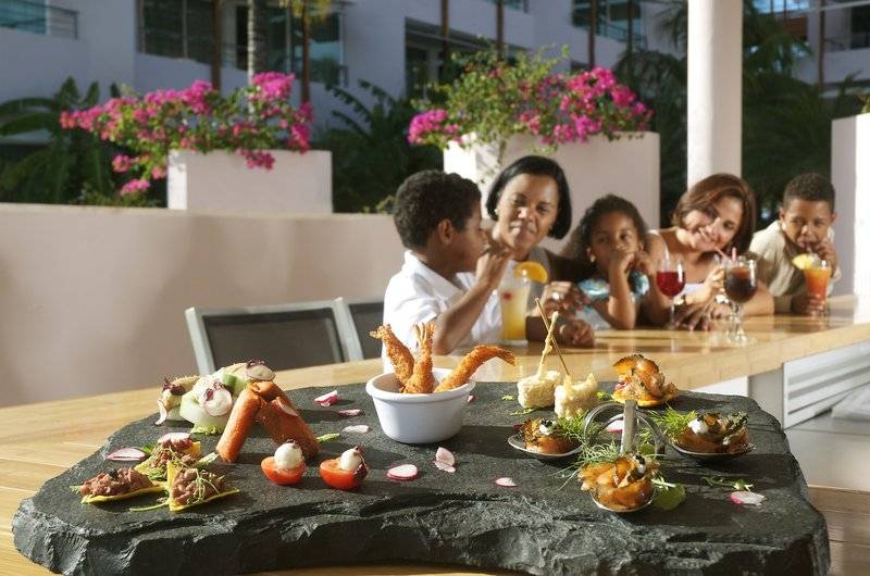 Familie genießt Essen auf der Terrasse im Avila Beach Hotel.