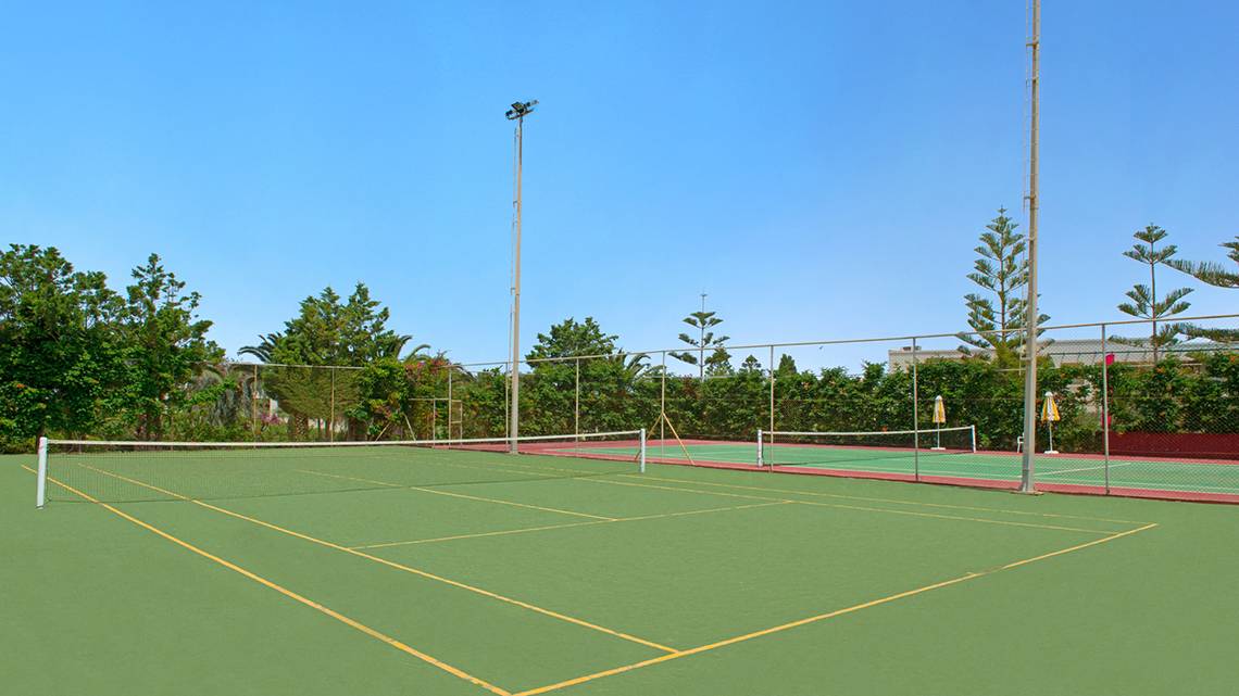 Tennisplatz im Iberostar Creta Marine Hotel mit zwei Plätzen und gelben Linien