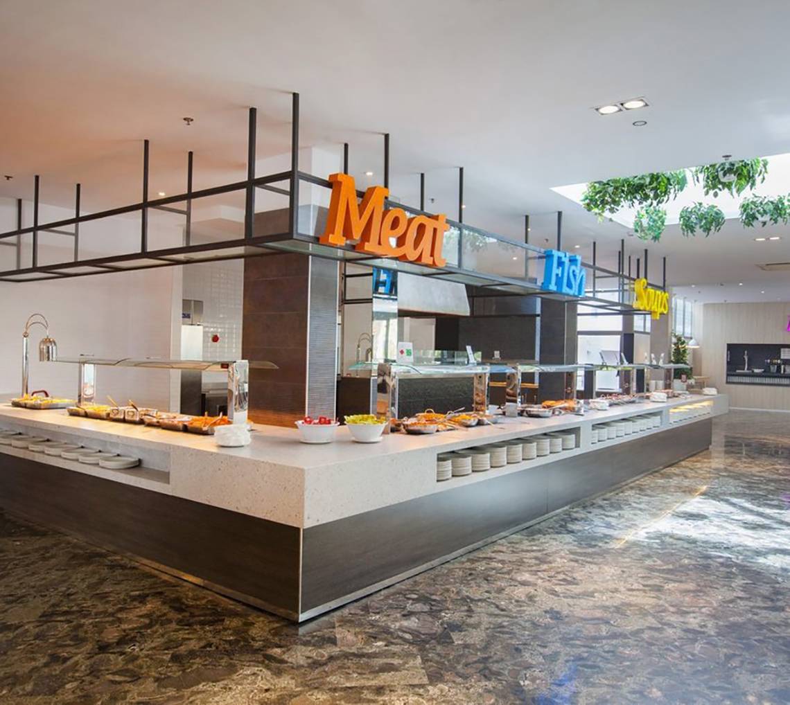 Buffet-Restaurant im Abora Catarina by Lopesan Hotels mit Fleisch-, Fisch- und Suppenbuffet.
