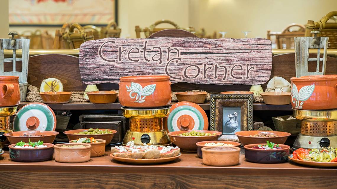 Buffet-Angebot im Iberostar Creta Marine Hotel mit verschiedenen Gerichten in Tongefäßen.