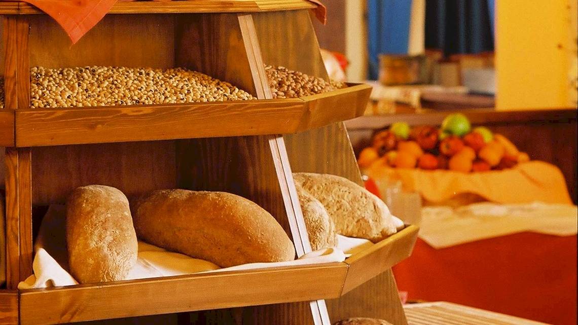 Frühstücksbuffet im Acrotel Athena Pallas Hotel mit Brotregal.