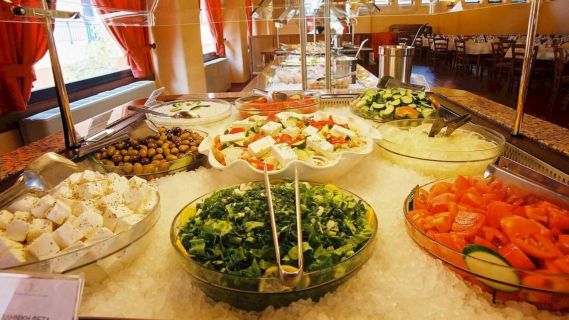 Buffet im Acrotel Athena Pallas Hotel mit verschiedenen Salaten und Vorspeisen.