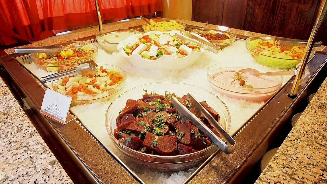 Buffet im Acrotel Athena Pallas mit verschiedenen Salaten und Gerichten auf Eis.