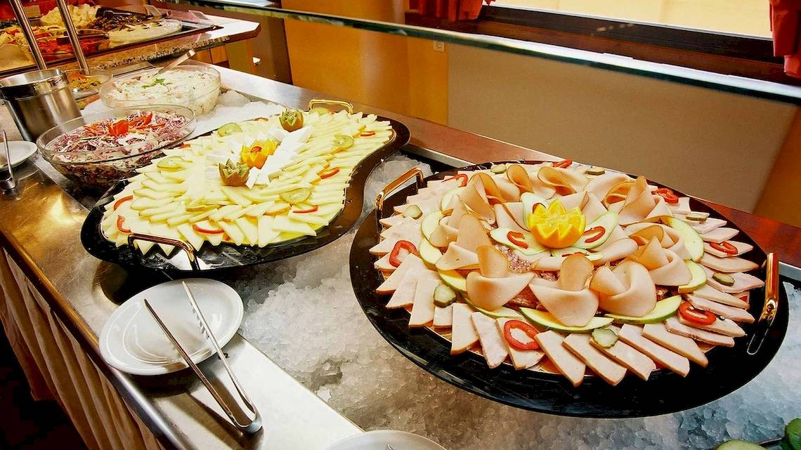 Buffet mit verschiedenen Gerichten im Acrotel Athena Pallas Hotel.
