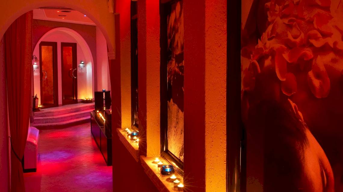 Roter Raum im Acrotel Athena Pallas mit Kerzen und roten Lichtern.