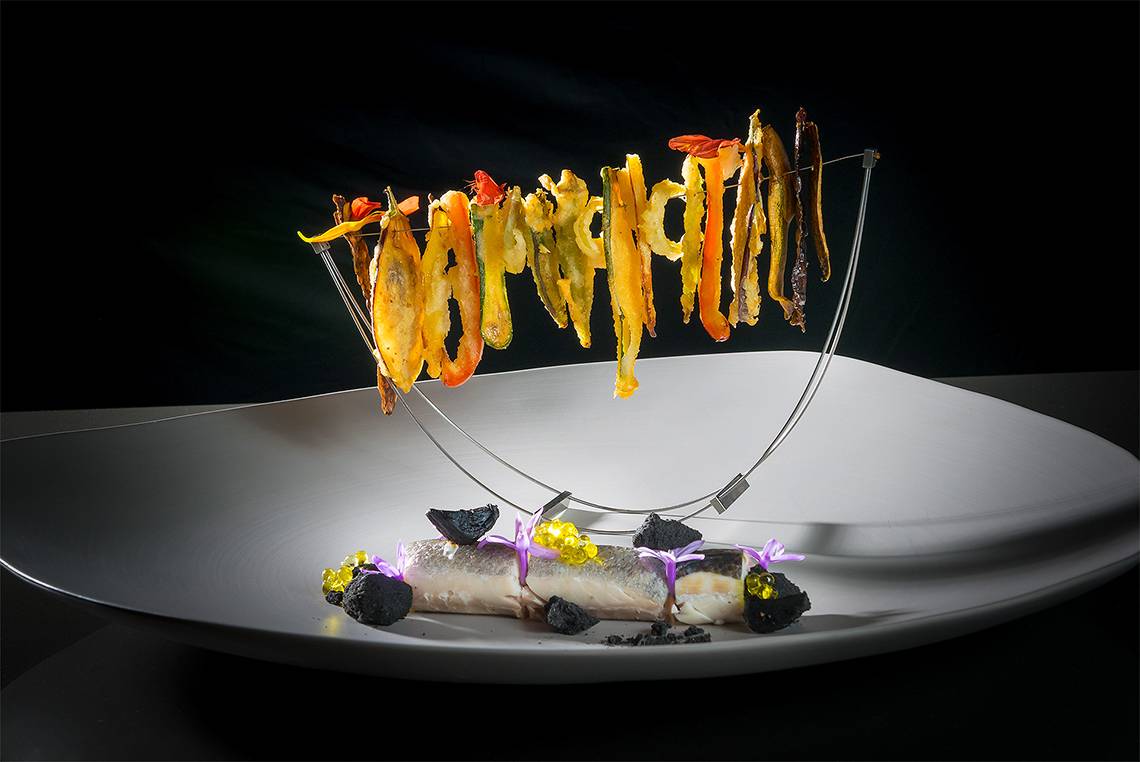 Gegartes Essen auf einem weißen Teller im Elysium Resort & Spa.
