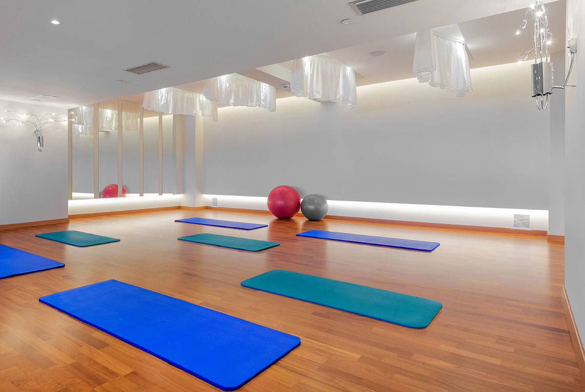 Yoga-Raum im Elysium Resort & Spa mit blauen und grünen Yoga-Matten und Fitness-Bällen.