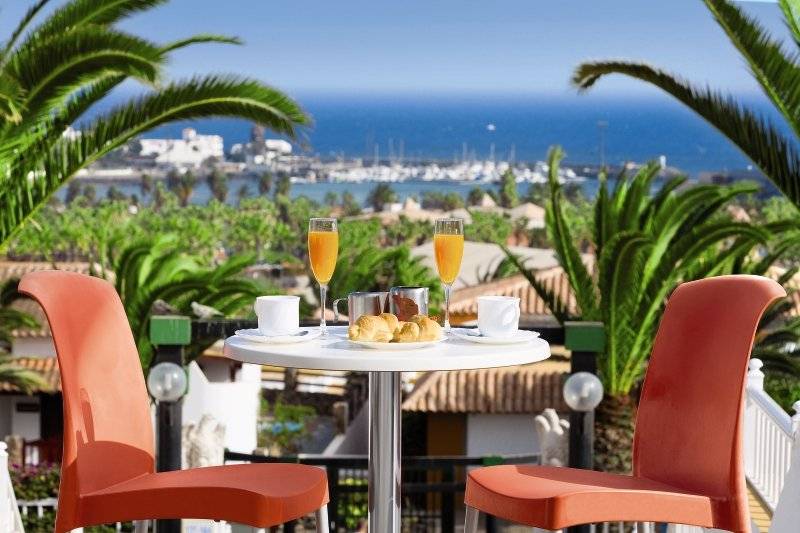 Frühstückstisch auf der Terrasse des Club Caleta Dorada mit Blick auf das Meer.