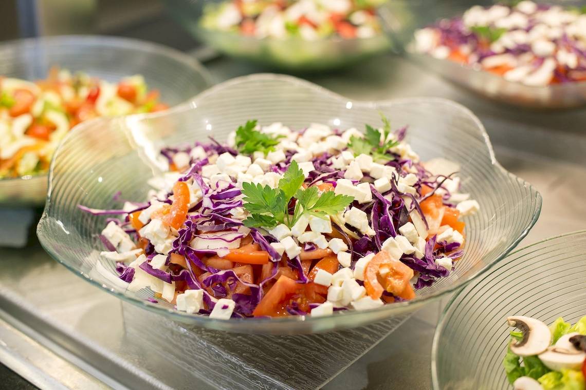 Salatbuffet im Hipotels Cala Millor Park Hotel, mit verschiedenen Salaten in Schalen serviert.