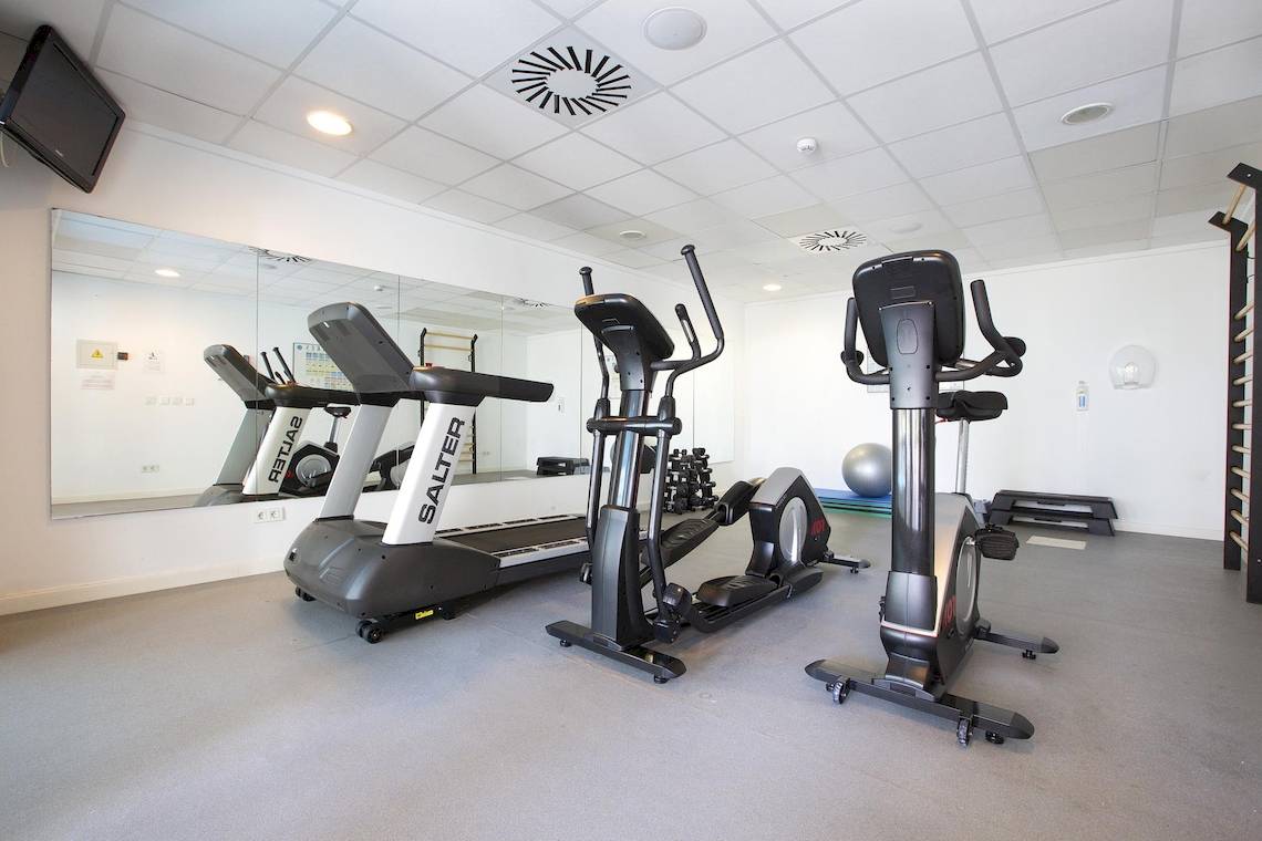 Fitnesscenter im Hipotels Cala Millor Park mit Laufbändern, Crosstrainern und einer Kugel
