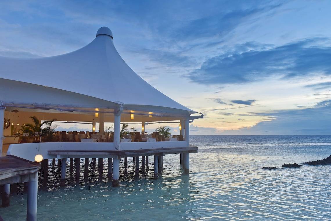 Restaurantterrasse des Safari Island Resorts am Meer bei Sonnenuntergang