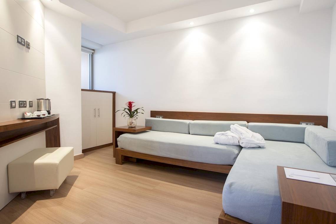 Modernes Zimmer im Hipotels Cala Millor Park Hotel mit hellen Holzböden und Möbeln.