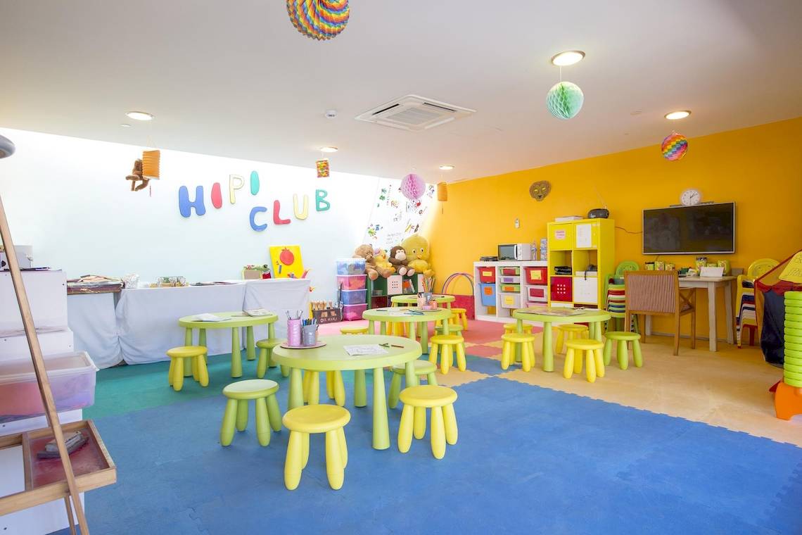 Hipi Club Kinderclub im Hipotels Cala Millor Park Hotel mit bunten Tischen und Stühlen.