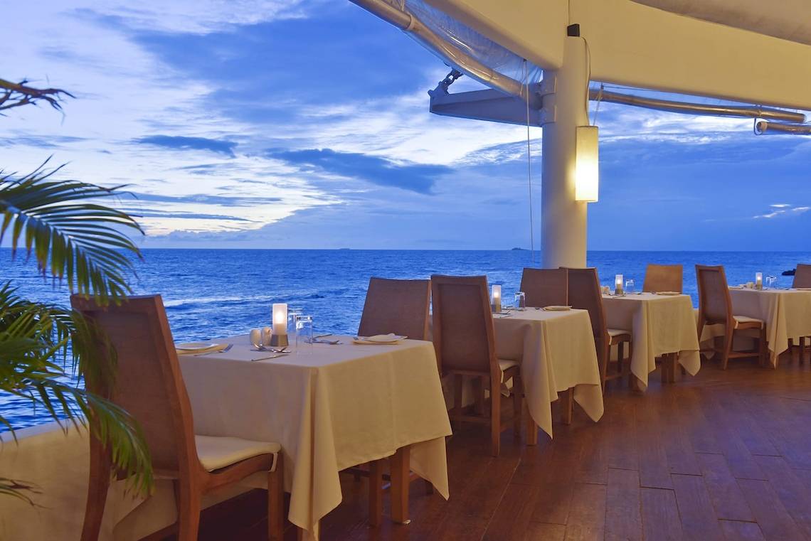 Abendessen auf der Terrasse mit Meerblick im Safari Island Resort