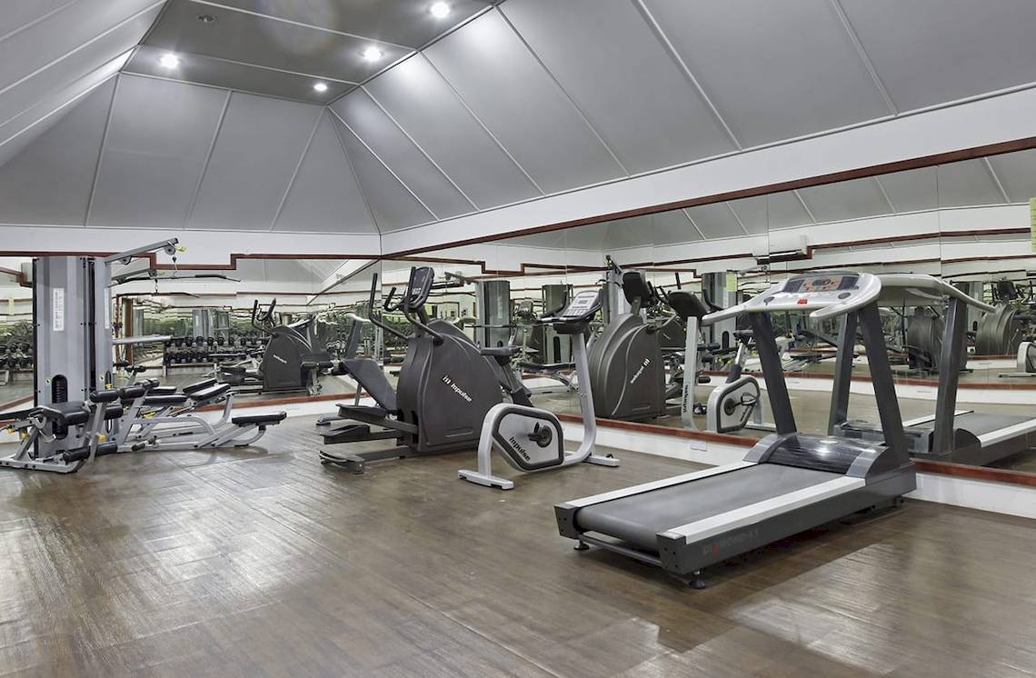 Fitnesscenter im Safari Island Resort mit Laufband und Kraftgeräten