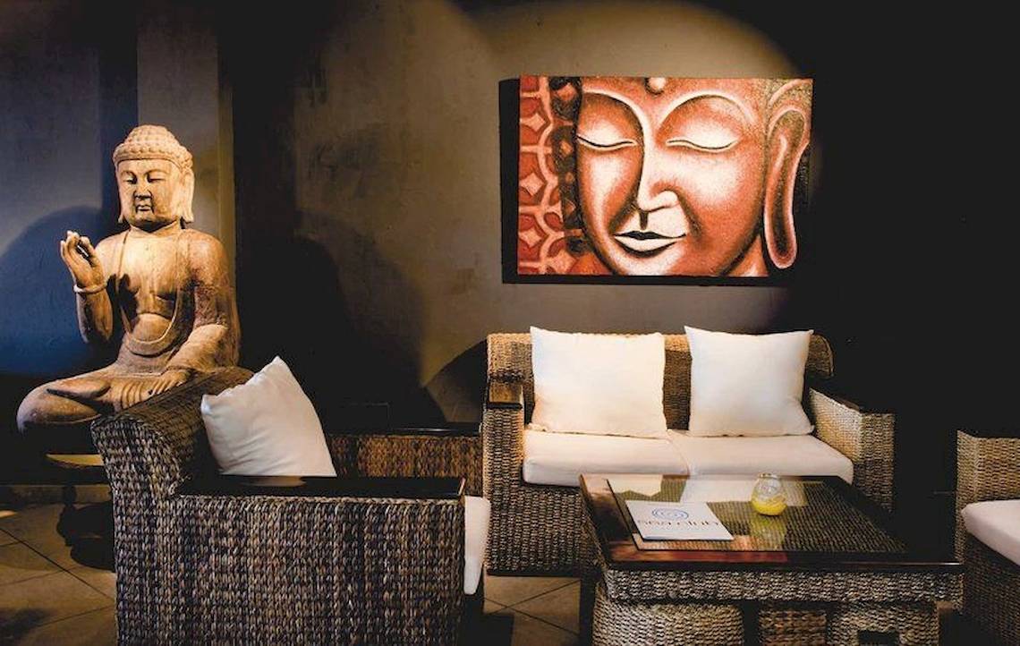 Buddha-Statue in der Hotellobby des Playa Golf Hotels mit gerahmtem Porträt